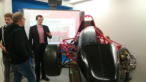 Stefan Grüner und das e-Traxx-Team präsentierten das Modell ihres Rennwagens. Fotos (4): Michael Kirch  